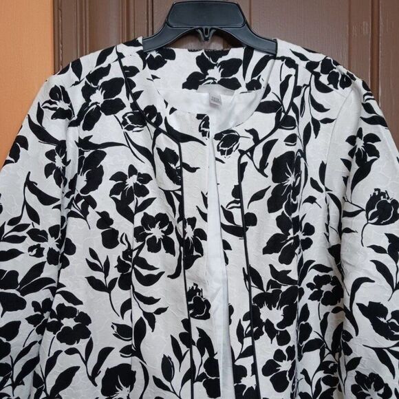 Dress Barn Women's 14/16 Black & White Floral Blazer - Picture 3 of 10